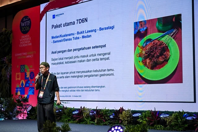 Pak Indra presenting a slide about the 7-day, 6-night North Sumatra gastronomy travel concept on the WISH 2026 stage.